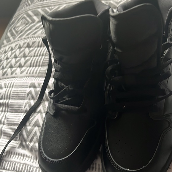 Jordan’s all black size 6 youth 7 women’s - Picture 4 of 9